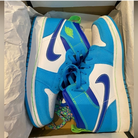 - GS Air Jordan 1 Mid SE - Picture 1 of 6